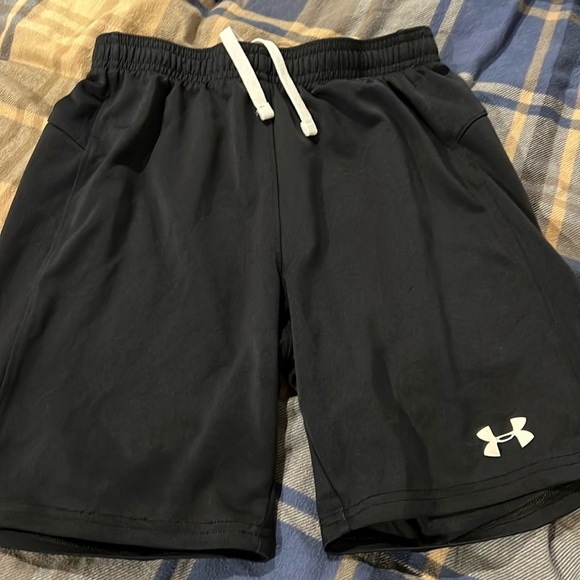 Under Armour Other - Under Armour boys youth medium black shorts